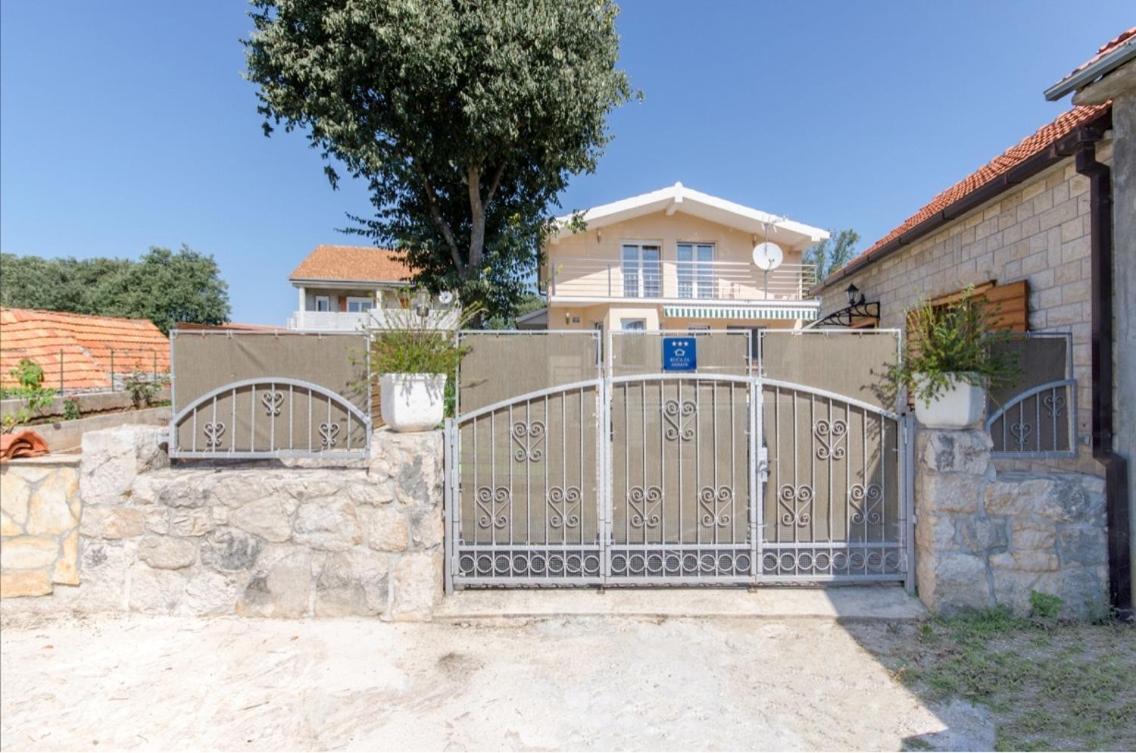 Dalmatian Village Charm - Spacious Villa With Pool Near Trogir Primorski Dolac Exterior foto